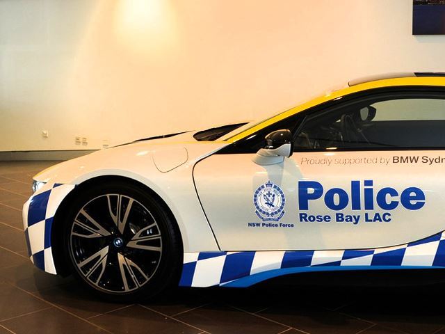 policia-pajisen-me-bmw-i8-per-tju-vene-pas-shofereve-qe-nuk-iu-binden-urdhrave-foto-5