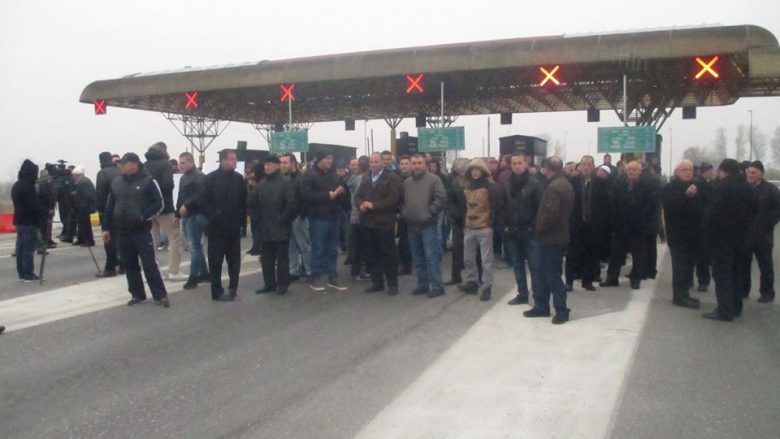 Protestë tek pikëpagesa rrugore Tetovë-Gostivar (Foto)