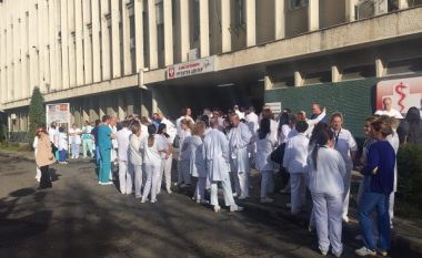 Mjekët në protestë, kërkojnë më shumë respekt