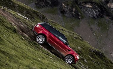 Range Rover lëviz me 150 kilometra në orë, nëpër pistën e pjerrët të skijimit (Video)
