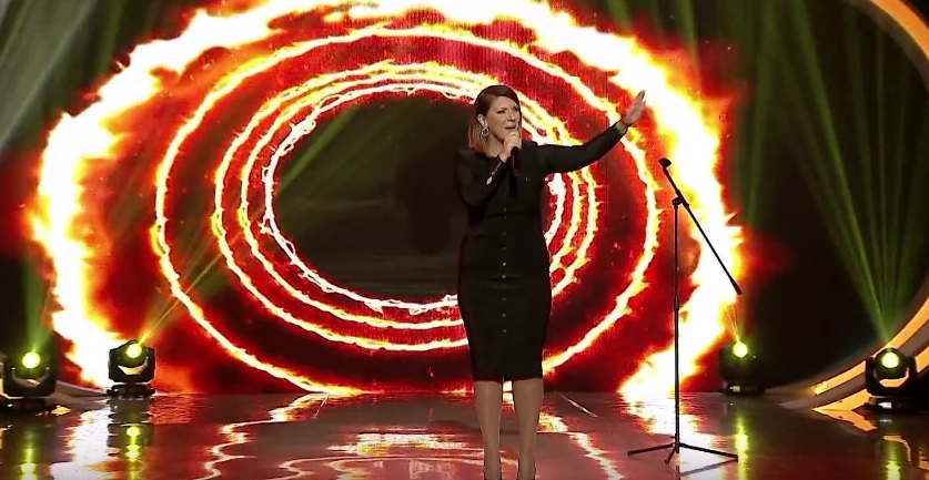 Rosela Gjylbegu gjatë interpretimit të këngës "Maratonë" (Kënga Magjike 2016)