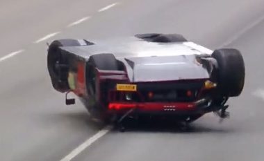 Rrotullohet gjatë tejkalimit, makina rrëshqet me tavan nëpër pistë (Video, +16)