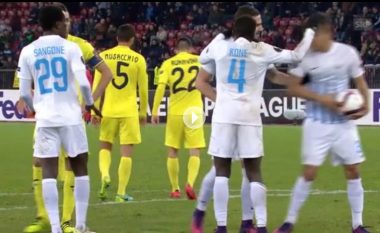 Shqiptari përleshet me shokun e skuadrës për ta gjuajtur penalltinë (Video)