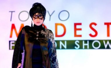 Gratë me mbulesë e ‘kallin’ Tokion në sfilatën e modës enkas për myslimanët (Video)