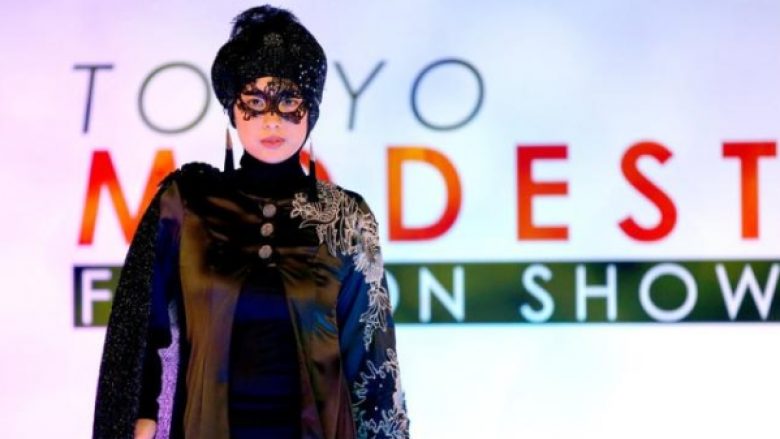 Gratë me mbulesë e ‘kallin’ Tokion në sfilatën e modës enkas për myslimanët (Video)