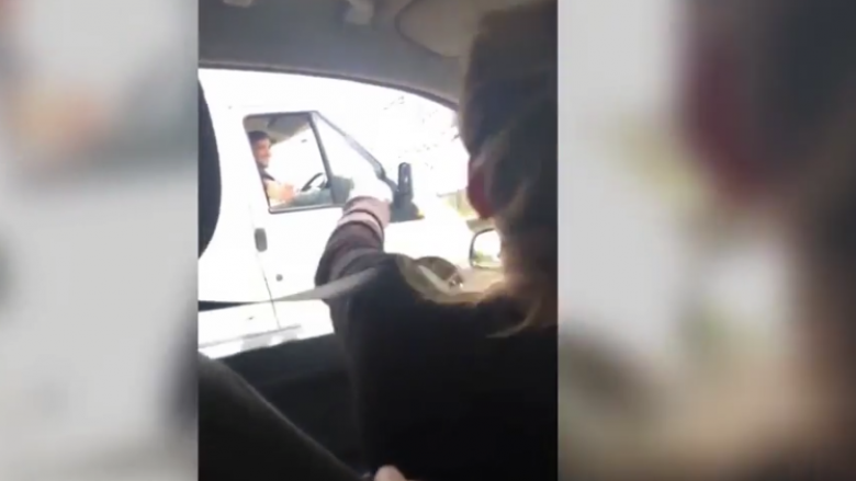 Shoferi që lëvizte me shpejtësi, u afrua te vetura për t’i dhënë një vajze numrin e telefonit (Video)