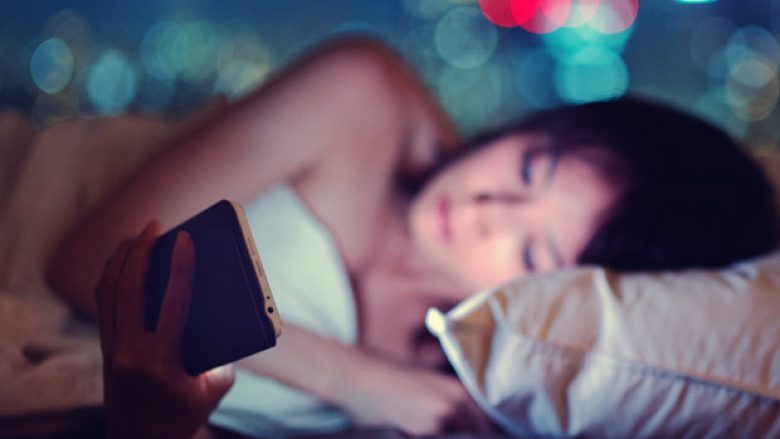 Policia e New Yorkut paralajmëron përdoruesit e Android dhe iPhone – MOS e bëni këtë me telefonat e mençur tuaj teksa jeni në shtrat