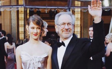 Vajza modele e Spielbergut, do të ndjekë hapat e yjeve që u bënë të famshme falë familjarëve (Foto)