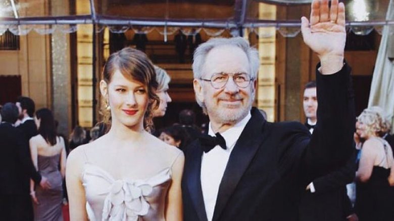 Vajza modele e Spielbergut, do të ndjekë hapat e yjeve që u bënë të famshme falë familjarëve (Foto)