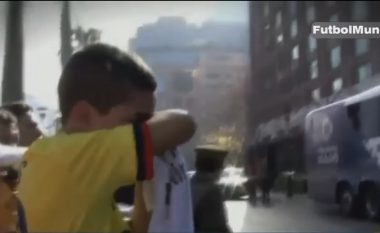 Tifozi i vogël qanë duke e pritur, por ajo që bënë James Rodriguez për të është e jashtëzakonshme (Video)