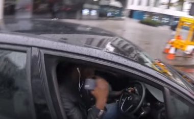 Voziste nëpër trafik të ngjeshur, duke shfrytëzuar tre telefona në të njëjtën kohë (Video)