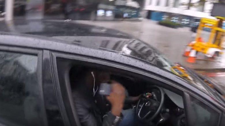 Voziste nëpër trafik të ngjeshur, duke shfrytëzuar tre telefona në të njëjtën kohë (Video)