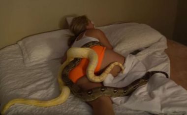 E zgjoi të dashurën në mënyrë të tmerrshme, duke i hedhur sipër dy gjarpërinj gjigantë (Video)