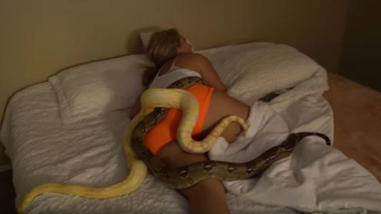 E zgjoi të dashurën në mënyrë të tmerrshme, duke i hedhur sipër dy gjarpërinj gjigantë (Video)
