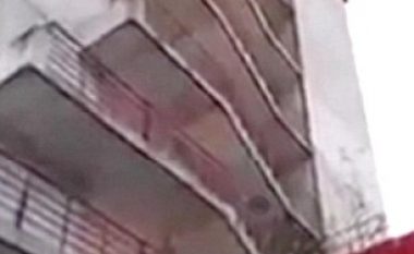 Zjarrfikësi ‘Spiderman’, për 30 sekonda u ngjit deri në katin e nëntë (Video)