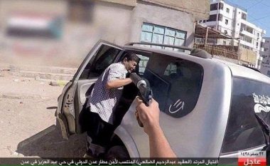 ISIS publikon pamjet e tmerrshme – shihni si e ekzekutuan kolonelin jemenas (Foto,+18)