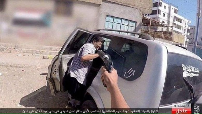 ISIS publikon pamjet e tmerrshme – shihni si e ekzekutuan kolonelin jemenas (Foto,+18)
