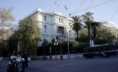 Sulmohet me granatë dore Ambasada Franceze në Athinë