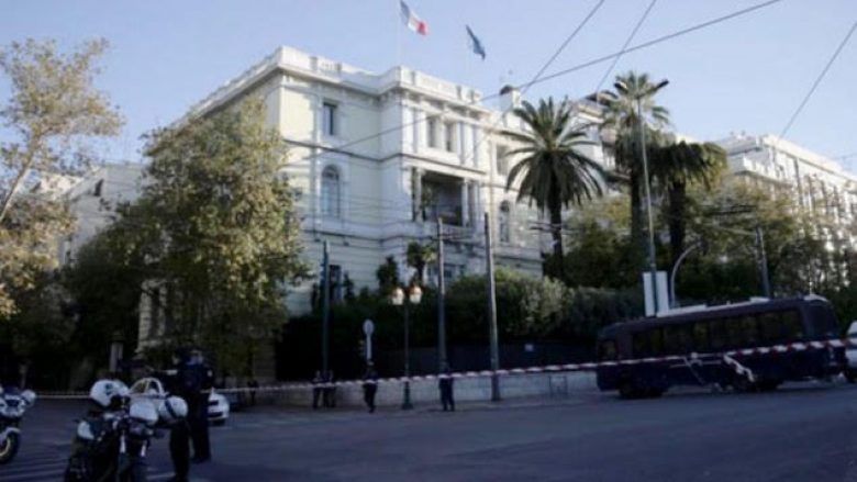 Sulmohet me granatë dore Ambasada Franceze në Athinë