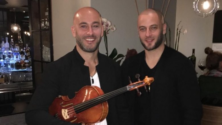 Adrian Gaxha tregon aftësitë e shkëlqyera të vëllait në violinë (Foto)