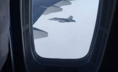 Momenti kur aeroplanët ushtarakë zviceranë rrethojnë aeroplanin rus (Video)