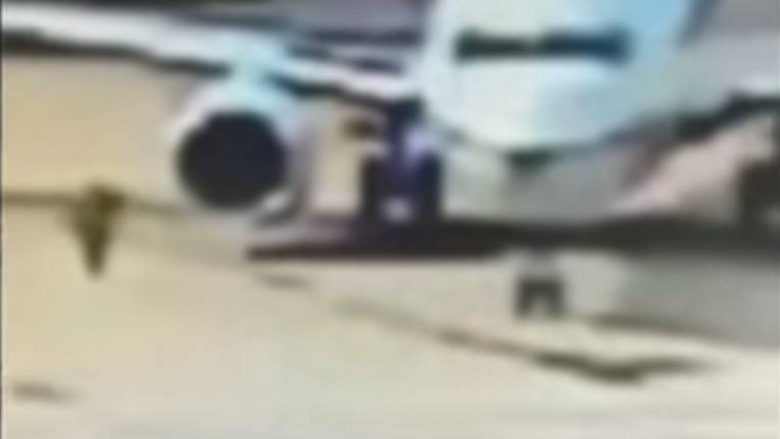 Një grua hidhet nga dalja emergjente, edhe pse aeroplani ende nuk ishte “rehatuar” (Video)