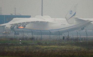 Përfshihet nga zjarri aeroplani më i madh në botë (Video)