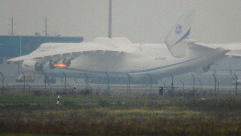 Përfshihet nga zjarri aeroplani më i madh në botë (Video)