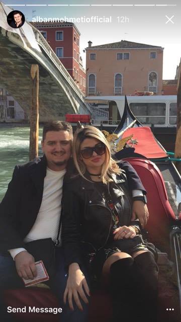 Alban Mehmeti dhe Fjolla gjatë lundrimit me varkë në venecia. Foto nga: Instagram Story