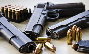 Policia konfiskon armë pa leje në Prishtinë