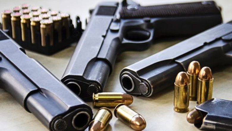 Policia konfiskon armë pa leje në Prishtinë