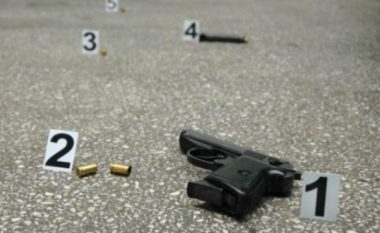 Konfiskohen dy armë në Mitrovicë