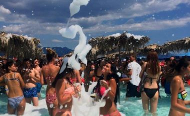 Kjo është asambleistja më seksi e LDK-së: Publikon imazhe në bikini gjatë ‘shkuma party’ (Foto)