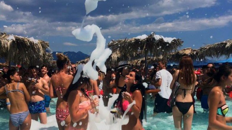 Kjo është asambleistja më seksi e LDK-së: Publikon imazhe në bikini gjatë ‘shkuma party’ (Foto)