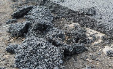 Kosova e çudirave: Në Kramovik shtrohet asfalti, hiqet tri ditë më vonë (Video)