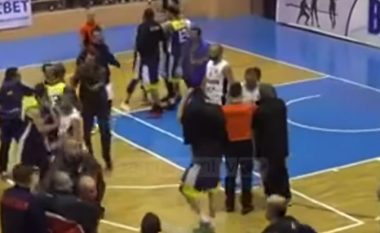 Dhunë në basketbollin shqiptar (Video)