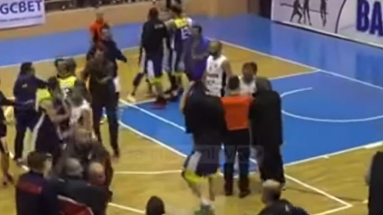 Dhunë në basketbollin shqiptar (Video)