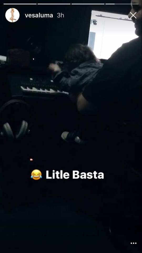 Liani në krahët e Big Bastes, teksa "godet" me dorë në tastet e pianos. Foto nga Instagram Story