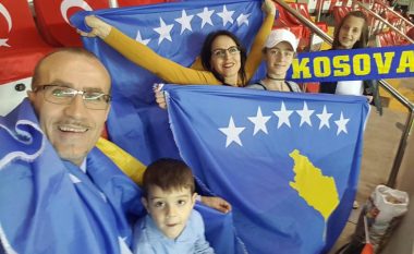 Deputeti i PDK-së me familje në ndeshjen Turqi-Kosovë (Foto)