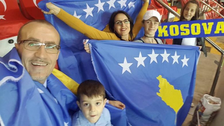 Deputeti i PDK-së me familje në ndeshjen Turqi-Kosovë (Foto)