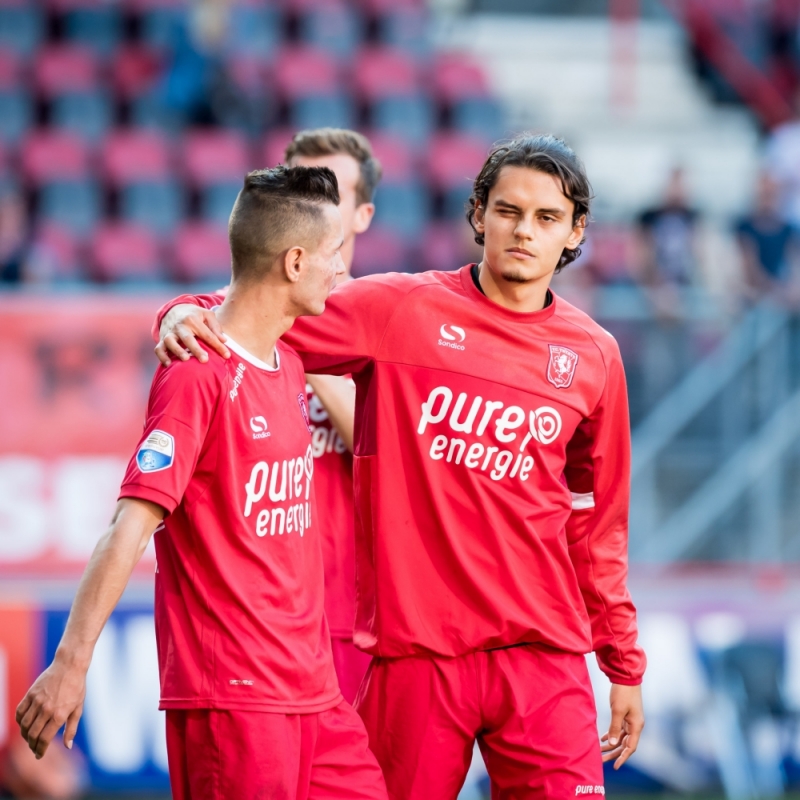 Bersant Celina duke festuar golin me Enes Unal në Twente