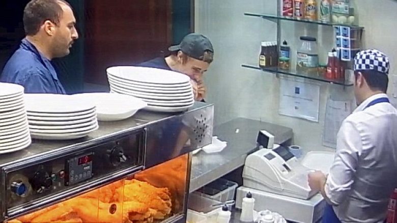 Bieber ushqehet në një dyqan të lirë në Skoci (Foto)