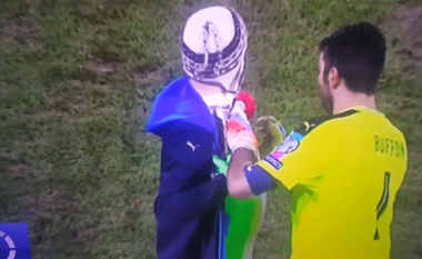 Gjest i jashtëzakonshëm nga Buffon gjatë ndeshjes me Lihteshtajnin (Video)