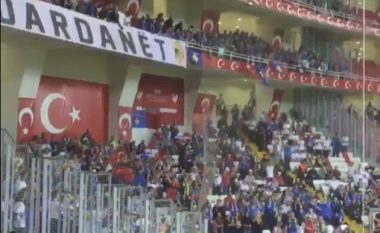 Tifozët në stadium të gjithë njëzëri: “Kosova, Turqia”! (Video)