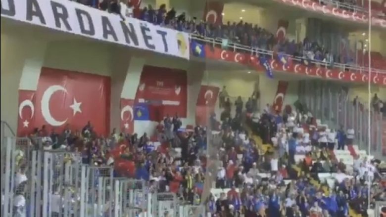 Tifozët në stadium të gjithë njëzëri: “Kosova, Turqia”! (Video)