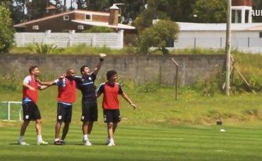 Suarez si portier, por shënon nga porta në portë në stërvitjen e Uruguait (Video)