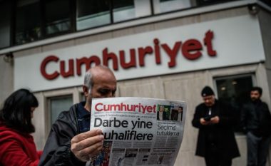 Në Turqi arrestohen 9 gazetarë