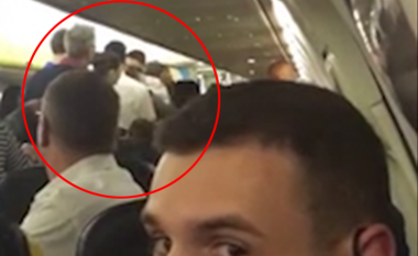 Përleshje ndërmjet pasagjerëve, aeroplani devijon fluturimin (Video)
