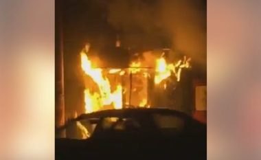 Zjarr në magjistralen Prishtinë- Fushë Kosovë (Video)