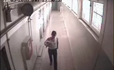 Pamje të Astrit Deharit kur kishte lëvizur nëpër korridorin e burgut (Video)